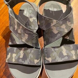 Clarks Women's Cloudsteppers Gray/Olive Camouflage Sandals 8 1/2